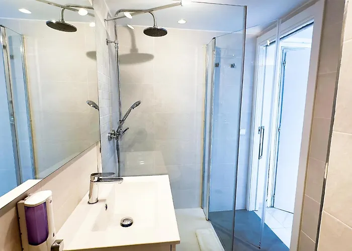 Skol 727 Lovely 2 Bedroom Duplex In Center *